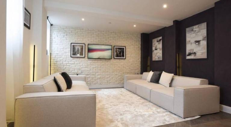 Cell Block 8 - Prison Flat - Sleeps 7 with Parking in Portsmouth