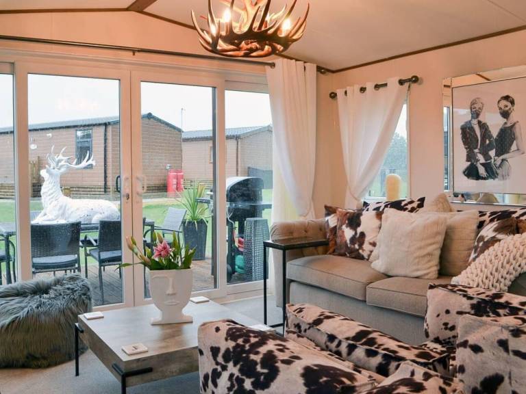 2 Bed Lodge - Sleeps 6 - Dogs - Hot Tub - Parking — photo 3