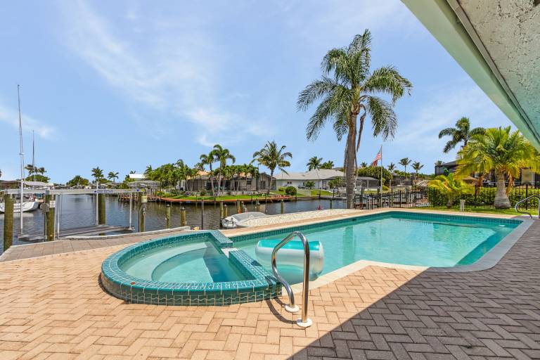 Gulf Access, Beautiful Water Views, Paddle Board, Heated Pool - Villa Manhattan - Roelens in Cape Coral, FL