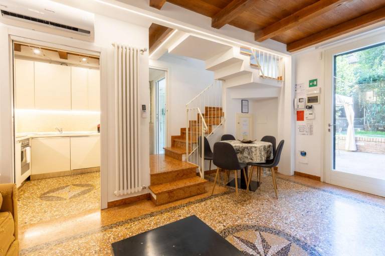 Holiday apartment with jacuzzi & patio | Close to Piazza Maggiore | Pets allowed — photo 5