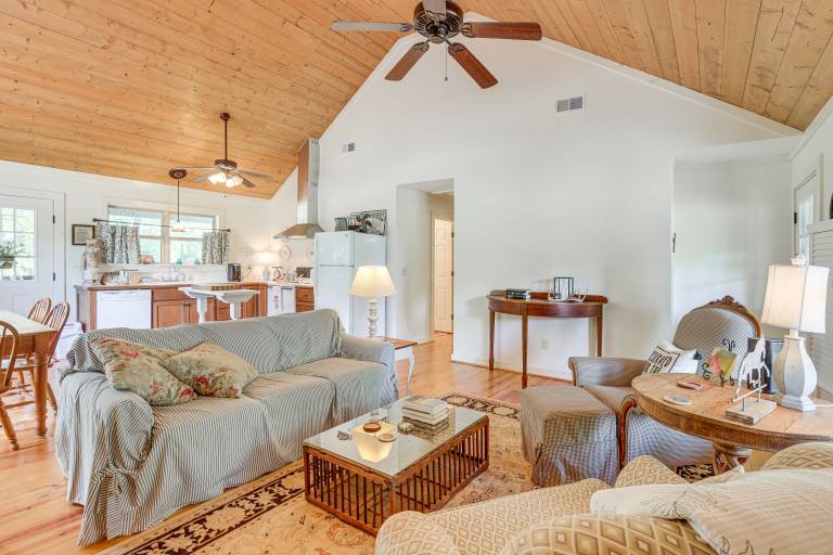 Charming Lawley Cottage: Deck, Fire Pit & Yard! — photo 2