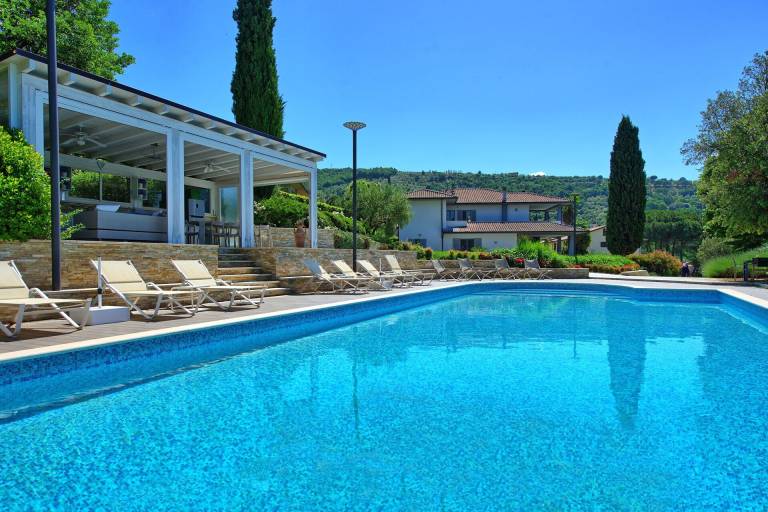 Villa with BBQ, hot tub & private pool — photo 4