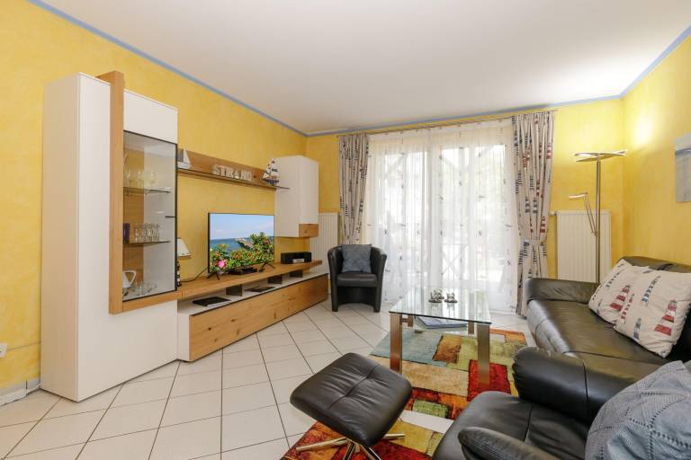 Rental apartment with terrace & yard — photo 2