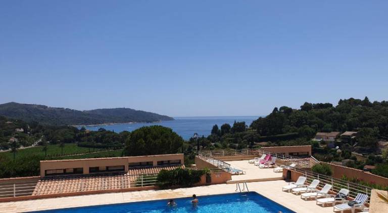 Holiday apartment with yard, terrace & pool — photo 2