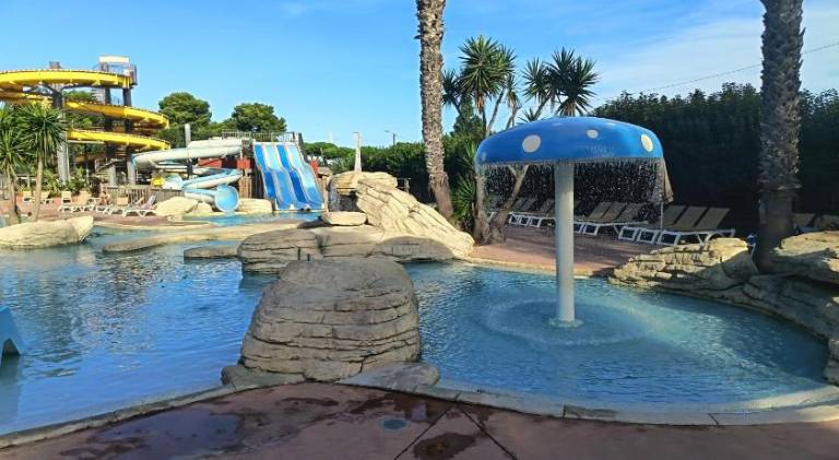 Mobil home prestations DELUXE 3ch climatise avec Parc Aquatique in Canet-en-Roussillon