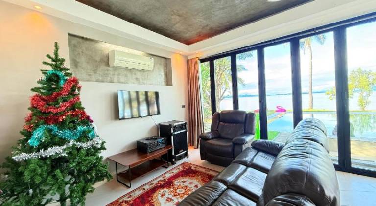 Lovely vacation home with hot tub & pool | Pets are welcome — photo 3