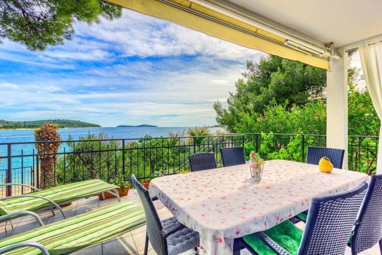 Apartment with terrace, garden & barbecue | Sea view — photo 2