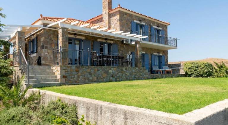 Villa with patio & yard in Lemnos