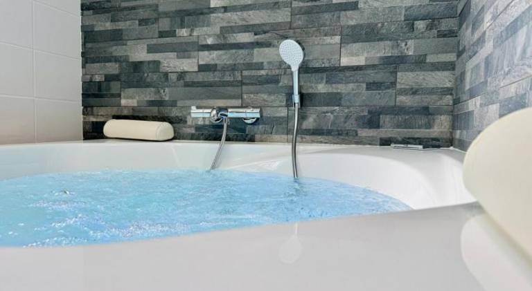 Holiday apartment with jacuzzi — photo 3