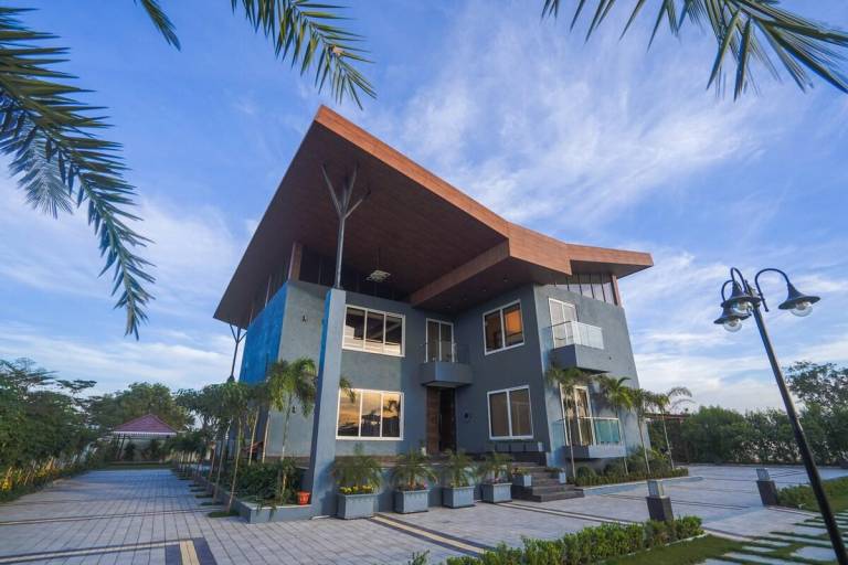 Fully equipped villa with pool & yard | Perfect for remote work | Pets allowed — photo 4