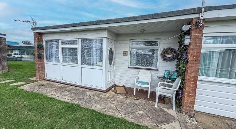 Lovely Seaside Chalet, Close To Hemsby Beach Ref 83073S in Great Yarmouth