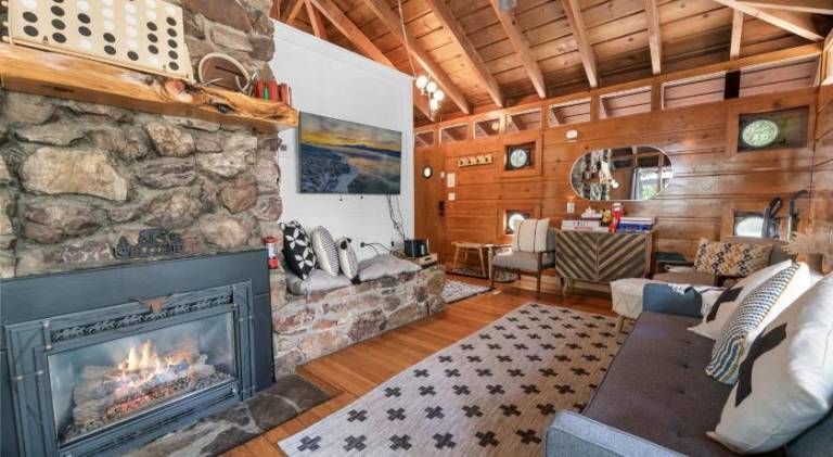 Clerestory Cottage - The perfect cozy getaway with a hot tub — photo 2