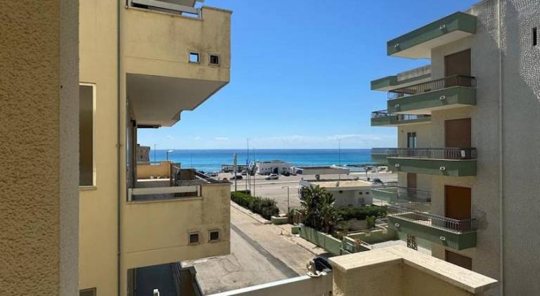 Holiday apartment with 2 rooms for 6 persons in Alezio