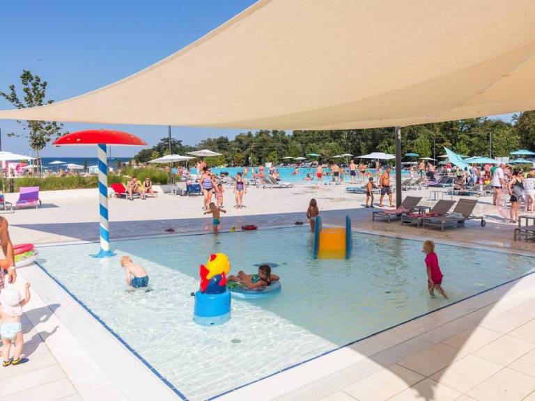 Children-friendly mobile home with terrace & pool | Pets allowed — photo 2