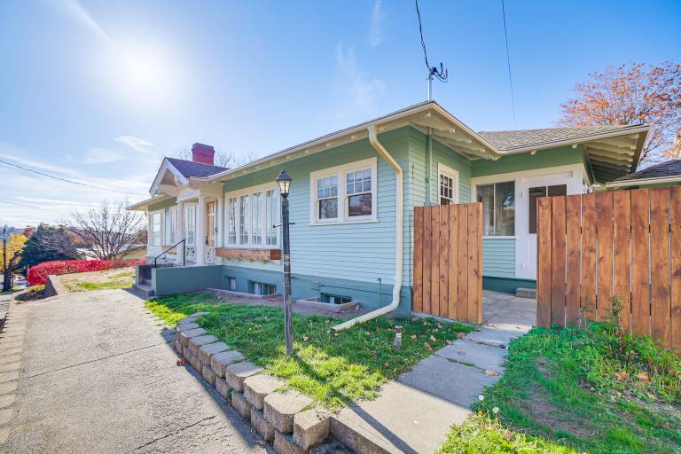 1 Mi to Pendleton Round-Up: Historic 'Elnor' Home — photo 2