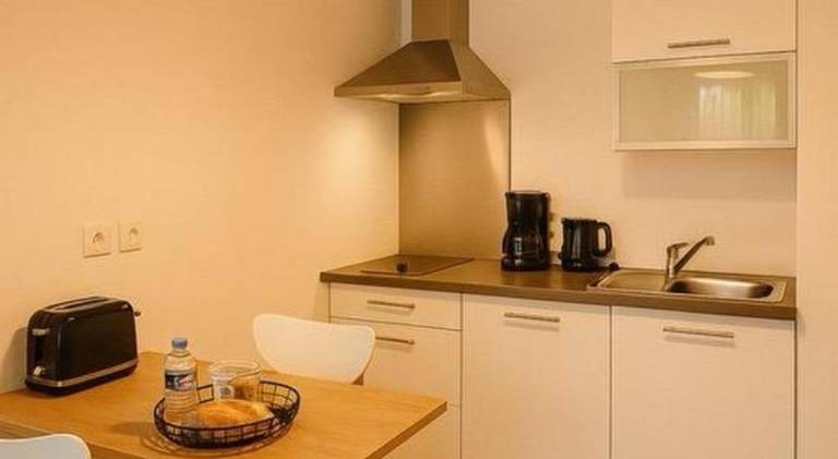 Serviced apartment with yard & terrace — photo 4