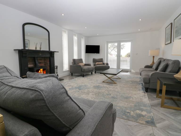 Cottage with yard | Beach view — photo 4