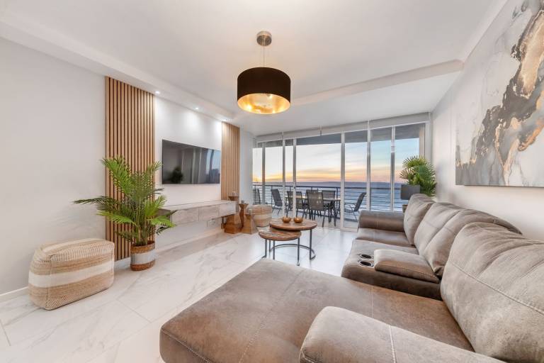 Beautiful 3 bed apartment with sea views HB502