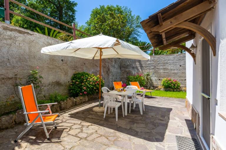 Children-friendly pleasant rental apartment with yard, patio & pool | Mountain view | Pet-friendly — photo 5