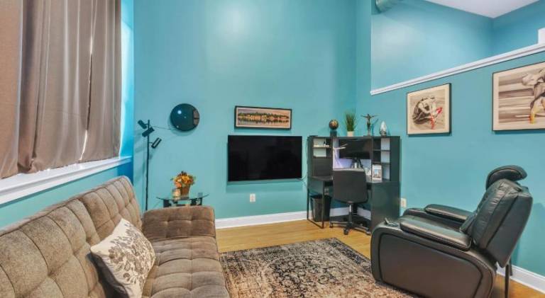 Apartment with garden & hot tub in Philadelphia, PA