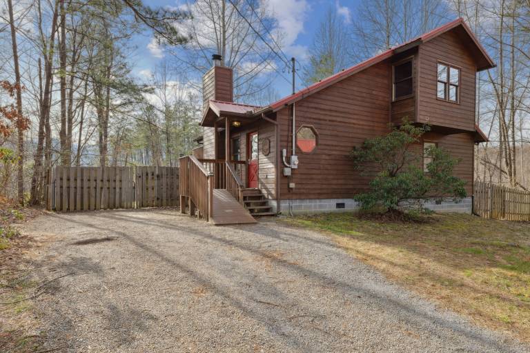 Child-friendly cabin with private pool, terrace & yard | Dogs allowed — photo 4