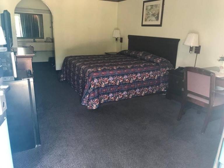 Executive Inn & Suites — photo 2