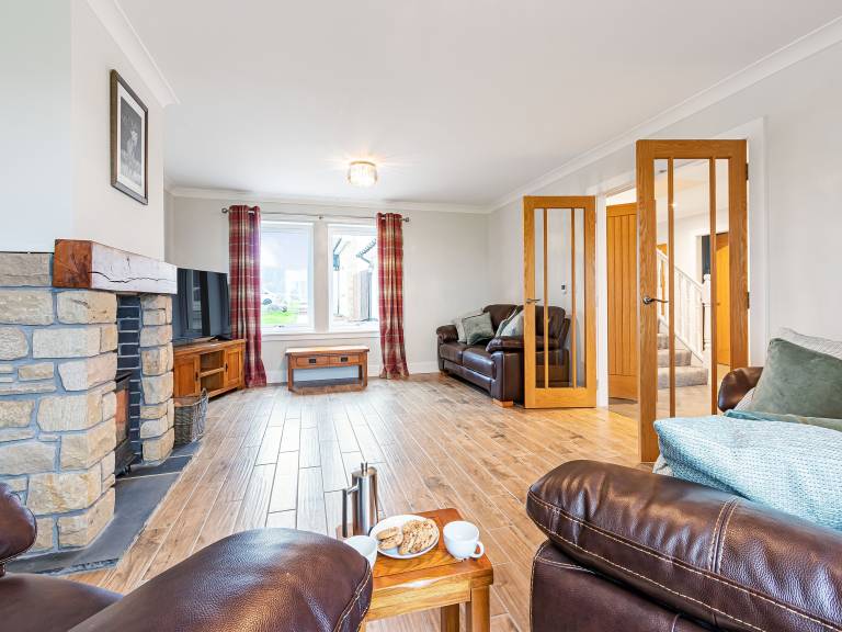 Cottage with BBQ, garden & hot tub | River view — photo 4