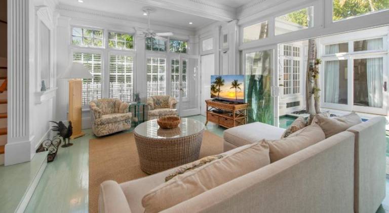 Beautiful vacation home with pool | Close to Southernmost Point | Pets allowed — photo 3