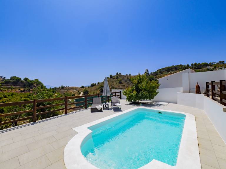 Cottage with private pool, garden & patio | Mountain view — photo 2
