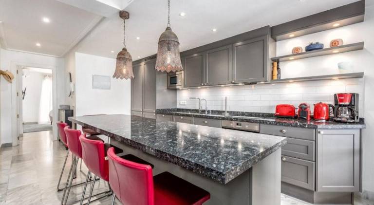 3 bed duplex by Puerto Banus, Marbella, 3 pools, Sea views — photo 2