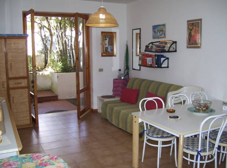 Apartment with yard — photo 4