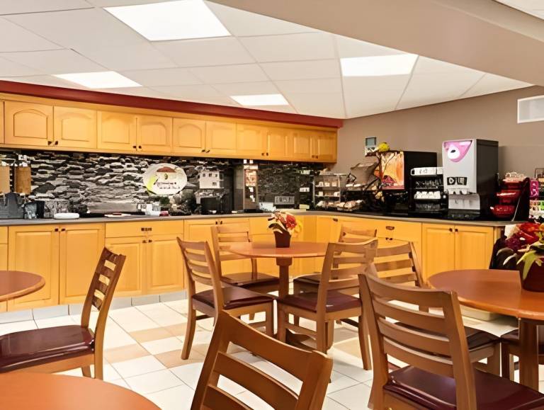 Super 8 By Wyndham Whitecourt — photo 3
