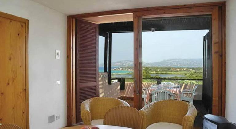 Serviced apartment with yard & terrace — photo 2