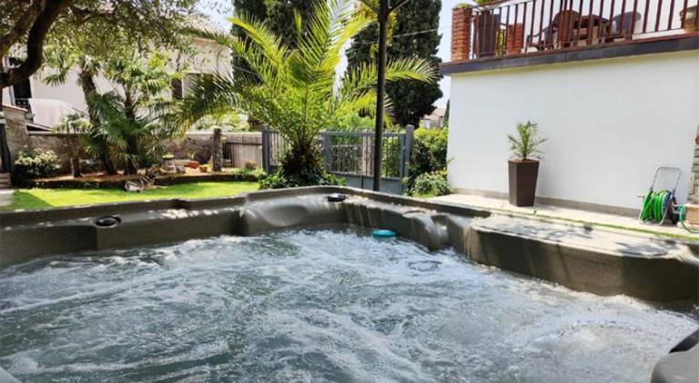Vacation home with hot tub — photo 5