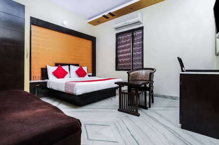 OYO 362 Hotel J P Inn