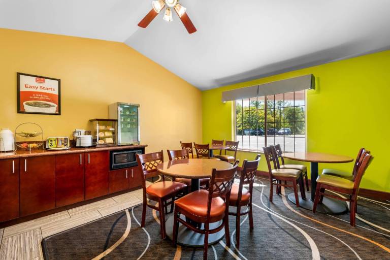 Econo Lodge Inn & Suites — photo 5