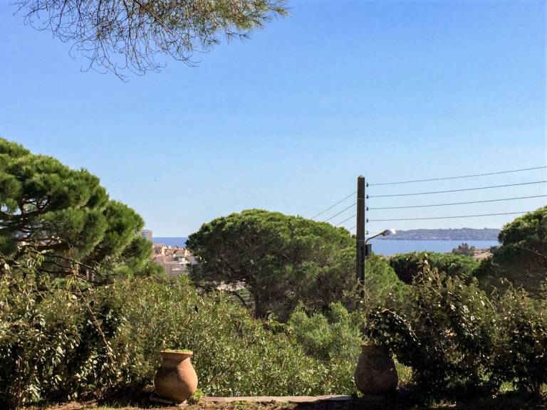 Fully equipped vacation home with terrace, grill & yard | Pets are welcome — photo 3