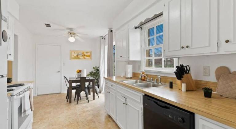 Large Fenced Yard near Midtown- Shamrock Stay — photo 4