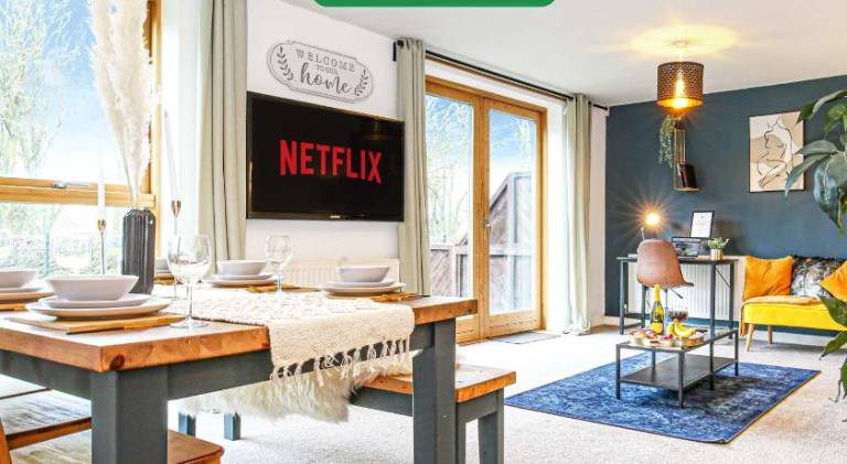 Beautiful City Centre Apartment with Free Parking, Fast-Wifi, SmartTV with Netflix and Private Garde in Milton Keynes