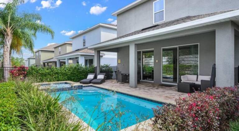 Vacation home with hot tub & pool — photo 4