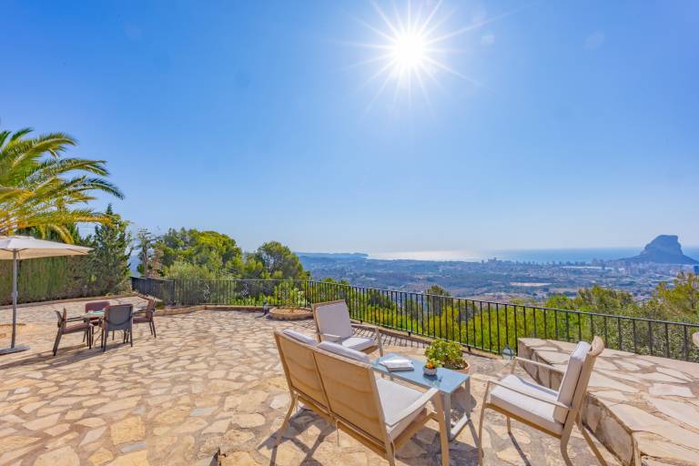 Villa with private pool, hot tub & grill — photo 4