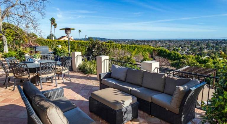 House with private pool, BBQ & yard — photo 4