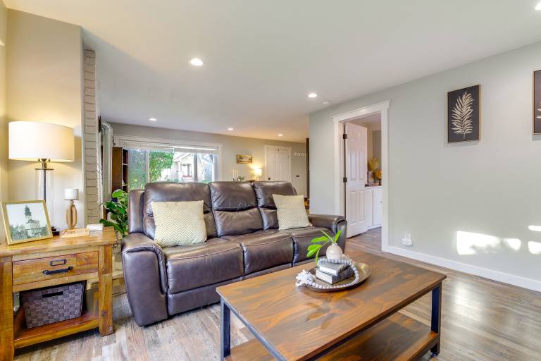 1 Mi to Historic Dtwn: Dog-Friendly Everett Home! — photo 5