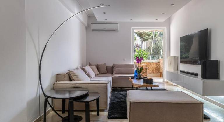 Apartment with hot tub in Glyfada