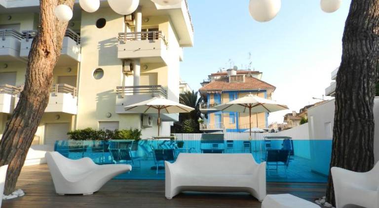 Serviced apartment with garden, pool & patio | Next to the beach | Pets allowed — photo 2