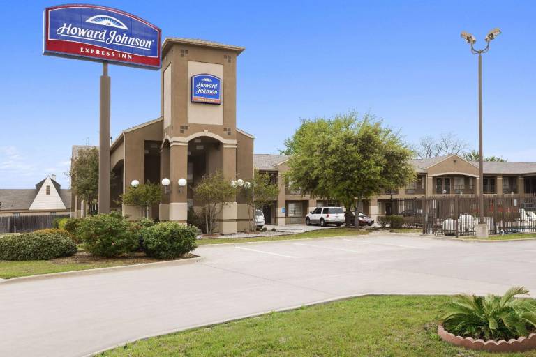 Howard Johnson by Wyndham Grand Prairie Near Lone Star Park in Grand Prairie, TX