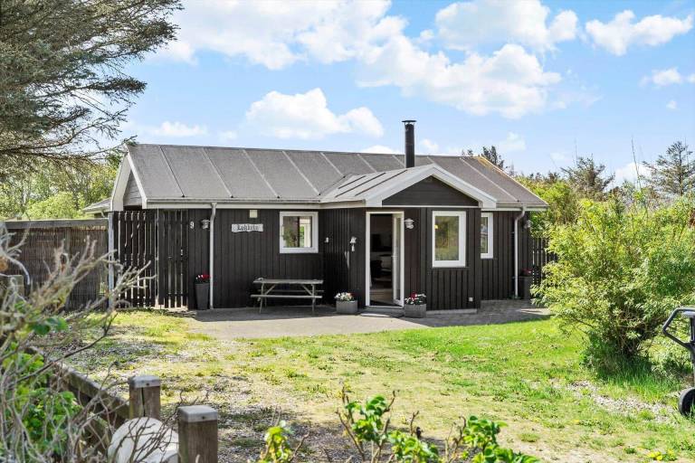 House with BBQ, yard & patio in Lokken