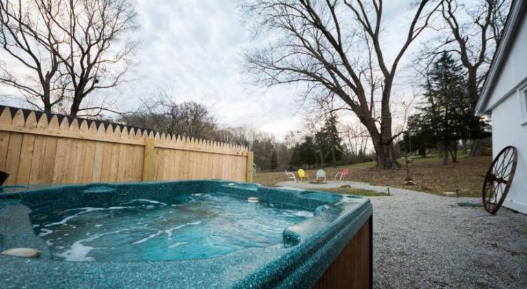 House with hot tub — photo 5