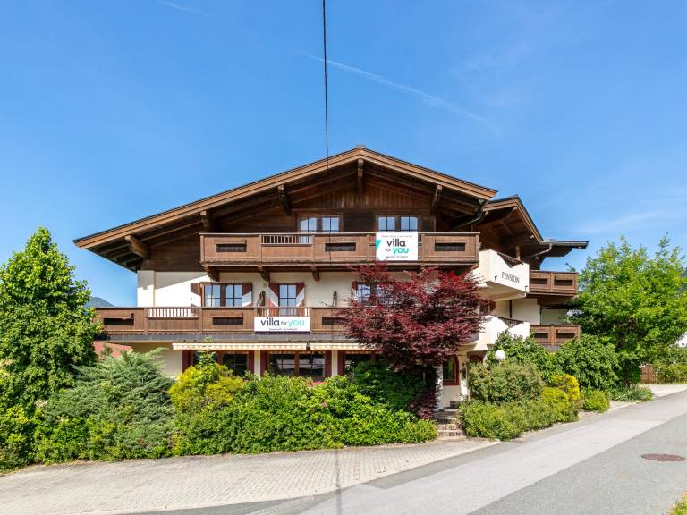 Spacious vacation home with patio | Pet-friendly — photo 2