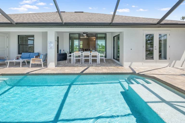 House with private pool | Water view — photo 5